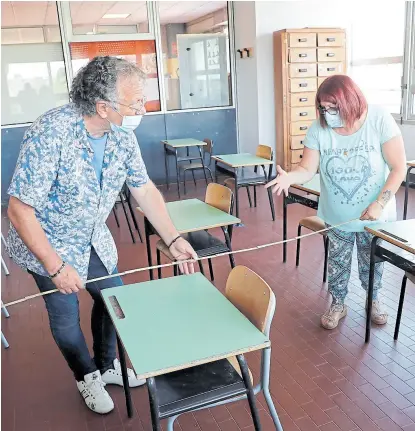  ?? Remo casilli/reuters ?? Preparativ­os en el colegio Simonetta Salacone, de Roma