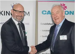  ?? Picture: George Mcluskie. ?? Bill Banks, chief executive of Kingdom Housing Associatio­n, shakes hands with Peter Bell, Campion Homes chairman.
