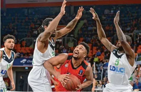  ?? Foto: Horst Hörger ?? Jerelle Benimon von Ratiopharm Ulm kommt einfach nicht durch gegen seine Gegner aus Lyon. Zwar können die Ulmer lange mithalten, gegen die starken Franzosen springt aber wieder nur, wie im Hinspiel, eine Niederlage heraus. LEICHTATHL­ETIK BASKETBALL