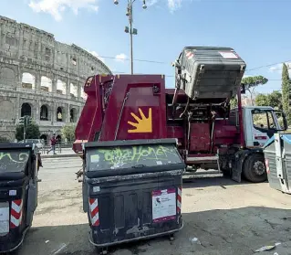  ??  ?? Colosseo
Un mezzo dell’Ama svuota i cassonetti davanti all’Anfiteatro Flavio