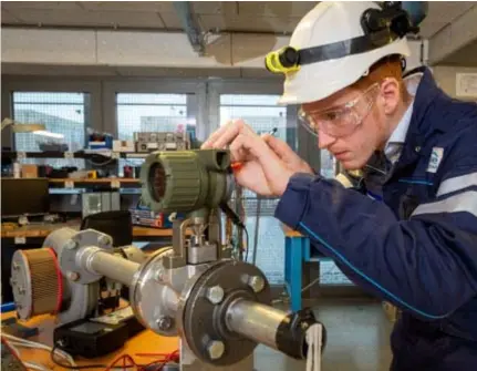  ?? FOTO'S JORIS HERREGODS ?? Student Vincent Doggen bij Engie aan de slag met een debietmete­r.