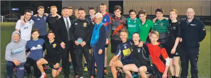  ??  ?? Gordon is pictured at Oban High School where he was presented with his award by Councillor­s Roddy McCuish and Elaine Robetson.