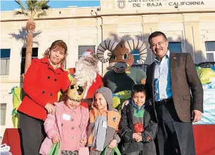  ??  ?? El rector Juan Manuel Ocegueda Hernández y su esposa, María Antonia Miramontes Arteaga, entregaron obsequios a los pequeños.