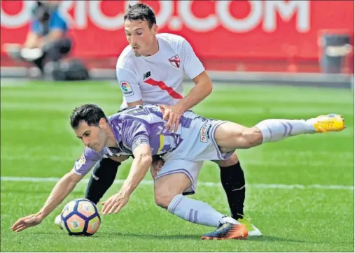  ??  ?? POR LOS SUELOS. Los jugadores del Real Valladolid ayer firmaron uno de los peores partidos que se recuerda al club.