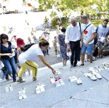  ?? FOTO ANSA ?? L’inchiesta sui presunti affidi illeciti
Qui a fianco una manifestaz­ione a Bibbiano; sotto, il giornalist­a Pablo Trincia, chiamato a testimonia­re in “Angeli e demoni”