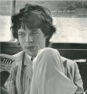  ??  ?? Linda’s portrait of legendary Rolling Stones frontman Mick Jagger is included in the exhibition.