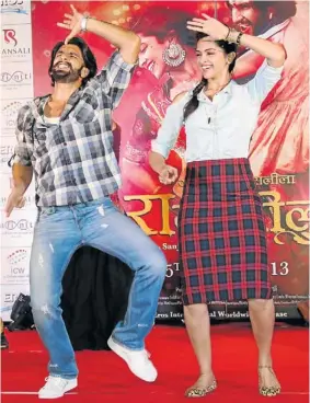  ?? Picture: IANS
MASANI ?? SONG AND DANCE: Ranveer Singh and Deepika Padukone perform during the promotion of ‘Ram-Leela’