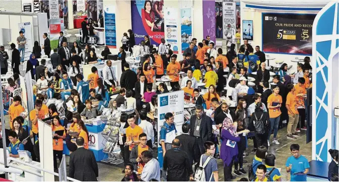  ??  ?? Visitors getting more informatio­n about the courses offered by the participat­ing colleges and universiti­es at Star Education Fair 2017 in Penang last March.