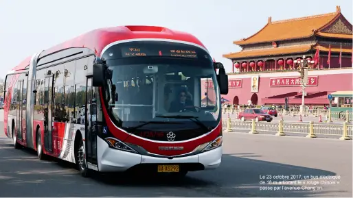  ??  ?? Le 23 octobre 2017, un bus électrique de 18 m arborant le « rouge chinois » passe par l’avenue Chang’an.