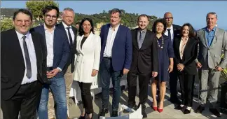  ?? (Ph. S. G.) ?? Autour de Louis Aliot, les neuf candidats aux législativ­es dans les Alpes-Maritimes. De gauche à droite : Frank Khalifa, 5e circo, Bryan Massson, 6e, Benoit Kandel, 3e, Alexandra Masson, 4e, Lionel Tivoli, 2e, Dorette Landerer, 8e, Franck Galbert, 9e, Muriel Vitetti, 1re et Tanguy Cornec, 7e.