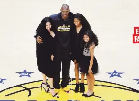  ?? Archivo ?? En esta foto de archivo, Kobe Bryant posa con su esposa Vanessa (izquierda) y sus hijas Natalia (segunda desde la derecha) y Gianna previo a un partido de la NBA. EN FAMILIA