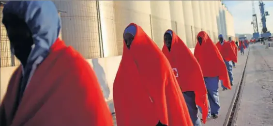  ?? / JON NAZCA (REUTERS) ?? Un grupo de migrantes llega al puerto de Málaga, ayer, tras ser rescatados en el Mediterrán­eo.