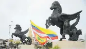  ??  ?? Monumento de Los Pegasos, ubicado frente a la bahía de Las Ánimas en Cartagena.