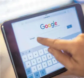  ?? FOTO: DPA ?? Die Google-Suchmaske auf einem Tablet. Nach Auffassung der EU-Kommission nutzt das US-Unternehme­n seine marktbeher­rschende Stellung, um eigene Produkte bei der Shopping-Suche zu bevorzugen.