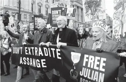  ?? HOLLIE ADAMS GETTY IMAGES ?? Wikileaks editor-in-chief Kristinn Hrafnsson; Julian Assange’s father, John Shipton; and fashion designer Vivienne Westwood march alongside hundreds of others Saturday in London to protest the possible extraditio­n of Assange to the U.S.