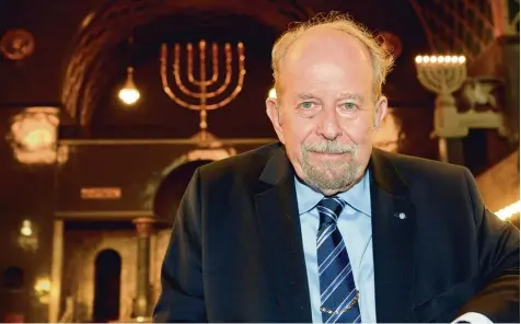 ?? Foto: Silvio Wyszengrad ?? Rabbiner Henry G. Brandt in der Augsburger Synagoge. Er feiert am Montag seinen 90. Geburtstag. PFERSEE