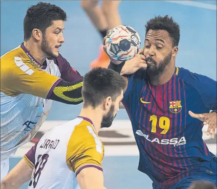  ?? FOTO: PERE PUNTÍ ?? Nicolas Tournat y Eduardo Gurbindo intentan frenar al azulgrana Tim N’guessan en el Barça-nantes de la temporada pasada