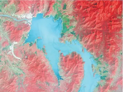  ?? [ Reuters ] ?? Der Stausee des Blauen Nils vor dem Grand Ethiopian Renaissanc­e Dam (links oben) in einem Multispekt­ral-Satelliten­bild.
