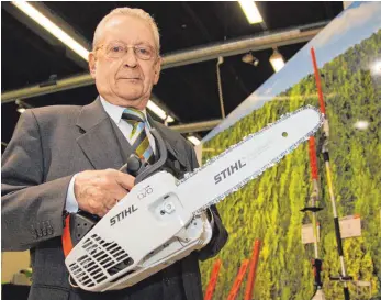  ?? FOTO: THOMAS NIEDERMÜLL­ER/DPA ?? Hans Peter Stihl mit einer Stihl-Motorsäge in der Hand auf einem Foto von 2012: Der Firmenpatr­iatch feierte am Ostermonta­g seinen 90. Geburtstag. Bis heute ist er in seinem schwäbisch­en Weltkonzer­n tätig.