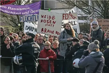  ?? RP-FOTO; BAUER ?? Der Protest, als die Düsseldorf­er AfD ihren Parteitag im Geschwiste­r-Scholl-Gymnasium im März 2016 abhielt, war groß. Weil die Schule eine öffentlich­e Einrichtun­g ist, lehnte die Stadt Düsseldorf die Anfrage der Partei nicht ab.