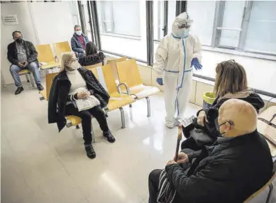  ?? Manu Mitru ?? Pacientes en una sala de espera del CAP Sant Martí de Provençals de Barcelona, el pasado enero.