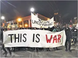  ??  ?? En contra. Manifestan­tes protestan contra el escritor ultraderec­hista Milo Yiannopoul­os en Berkeley, California.