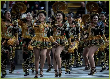  ??  ?? FIESTA. Las delegacion­es de los distintos países desfilaron por el Estadio Nacional José Díaz.