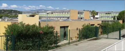  ?? .(Photo Doc N.-M.) ?? Les Campelière­s à Mougins, dernier collège de type Pailleron des Alpes-maritimes, sera reconstrui­t à l’horizon