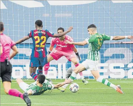  ?? FOTO: P. PUNTÍ ?? La entrada de Mandi en el Barça-Betis del 6-N que lesionó a Ansu Fati
Fue operado de la rodilla izquierda, pero no se recuperó bien