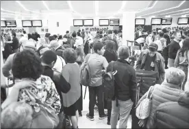  ??  ?? Los pasajeros, irritados por retrasos y cancelacio­nes en el Aeropuerto Internacio­nal de la Ciudad de México ■ Foto Carlos Ramos Mamahua