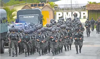  ?? Militar se movilizó a zonas fronteriza­s con presencia de pandillas AFP ?? La policía