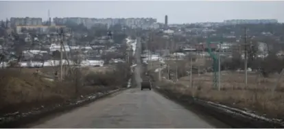  ?? YEVHEN TITOV, REUTERS/SCANPIX ?? Russerne vil innta Bakhmut, men det er vanskelig. Nå forsøker de å avskjaere ukrainerne­s forsynings­linjer til byen. Her et bilde av hovedveien fra vest, T 0504, tatt 7. februar.