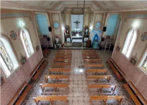  ?? CENTRO DE PATRIMONIO PARA LN ?? El interior de este templo es de tablilla de madera biselada. También tiene vitrales con alegorías bíblicas.