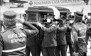  ?? Eduardo terán / el comercio ?? •
Ayer, en Jardines del Valle, en el sur, se realizó el funeral del agente Óscar Andrango.