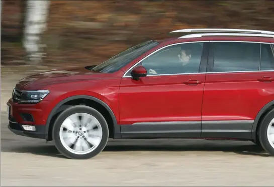  ??  ?? La deuxième génération du Tiguan a pris du volume pour frôler désormais les 4,5 m de long.