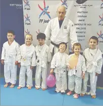  ?? : ON - Crédits ?? Les jeunes pousses du judo avec leur professeur
