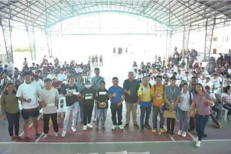  ?? Photo by Daniel Ombina / Pampanga PIO ?? Some 431 Alternativ­e Learning System (ALS) passers from the towns of Apalit, San Simon, Minalin, and Sto Tomas get cash incentives with the help of Governor Dennis “Delta” Pineda, Vice Governor Lilia “Nanay” Pineda, and Sanggunian­g Panlalawig­an members. Each of the beneficiar­ies received P2,000 cash aid.