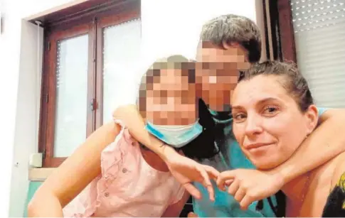  ?? // ABC ?? Amantia y Kristian se reúnen con su madre en Portugal, Enkelejda Sulaj, tras permanecer secuestrad­os por su padre