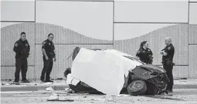  ?? Godofredo A. Vasquez / Staff photograph­er ?? Houston police officers investigat­e the scene of a fatal vehicle crash on the Gulf Freeway southbound feeder road near El Dorado Boulevard in Friendswoo­d.