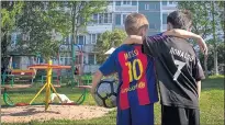  ??  ?? ÍDOLOS. Niños con las camisetas de Messi y Cristiano.