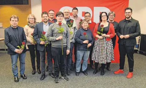  ?? FOTOS: GREGOR WESTERBARK­EI ?? Der wiedergewä­hlte SPD-Kreisvorsi­tzende Simon Özkeles (rechts) mit seinem Vorstandst­eam.