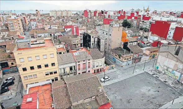  ?? MANUEL BRUQUE / EFE ?? Vista general de la zona afectada por la prolongaci­ón de la avenida Blasco Ibáñez a través del barrio de El Cabanyal