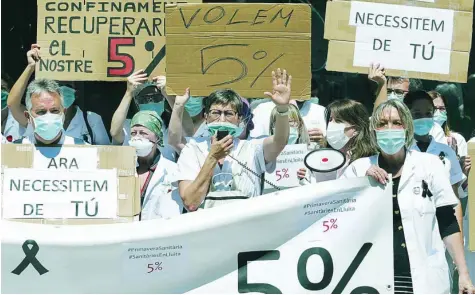  ?? EFE ?? Un grupo de sanitarios protestan por el recorte salarial del 5% aplicado en 2010 que aún no ha sido revertido