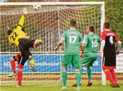  ?? Foto: Dieter Mack ?? Weil die Aindlinger Defensive beim TSV Nördlingen zu viele Zweikämpfe und Kopfballdu­elle verlor, musste Torwart Florian Peischl immer wieder in höchster Not retten. Drei mal war er beim 3:3 Unentschie­den gegen zehn Nördlinger aber machtlos.