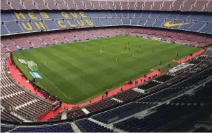  ?? Foto Albert Gea/Reuters ?? Stvarnost zaradi koronakriz­e je takšna, da bodo tudi klasični nogometni derbi med Barço in Realom na štadionu Camp Nou odigrali brez gledalcev na tribunah.