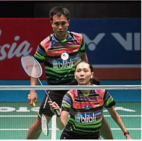  ??  ?? A walk in the
park: Indonesia’s Hafiz Faizal (back) and Gloria Emanuelle Widjaja in action against Taiwan’s Lee Yang-Yang Ching Tun in the first-round match yesterday.