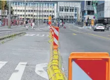  ?? FOTO: HELMSTÄDTE­R ?? Die Friedrich-Ebert-Straße am Ulmer Hauptbahnh­of ist wegen des Abrisses des Hauses Bahnhofspl­atz 7 gesperrt.