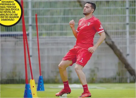  ??  ?? EDUARDO PREPARA-SE PARA TENTAR FAZER UMA ÉPOCA
AO NÍVEL DA AMBIÇÃO DE UM CLUBE DE GRANDE
DIMENSÃO
Eduardo em ação no treino de ontem e cheio de convicção numa boa temporada