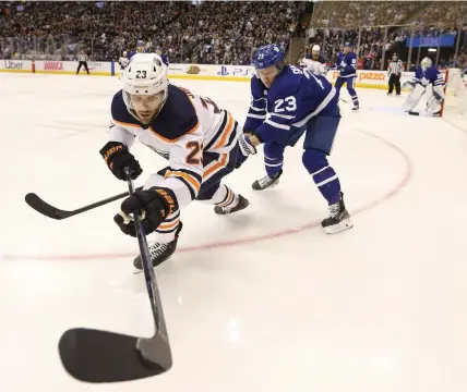  ?? RICHARD LAUTENS
TORSTAR FILE PHOTO ?? Riley Sheahan, foreground, has signed a one-year contract with the National Hockey League’s Buffalo Sabres.