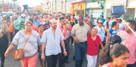  ??  ?? PROTESTA. El alcalde Jerry Sabio y decenas de ceibeños salieron ayer a las calles a pedir al Gobierno poner fin a los racionamie­ntos.